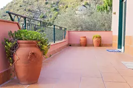 "ההמלצה שלנו היא להתחיל בקטן, עם מעט צמחים - גינה במרפסת"